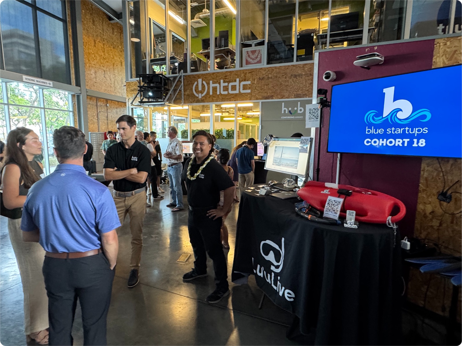 Matt and Kent talking with guests at the Lu‘uLive booth.